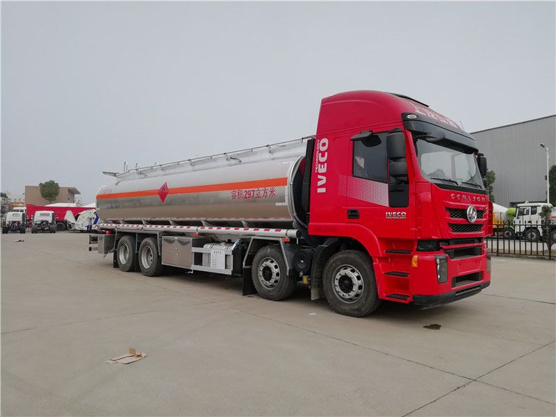 上汽紅巖29.7方前四后八鋁合金運(yùn)油車，20噸運(yùn)油車