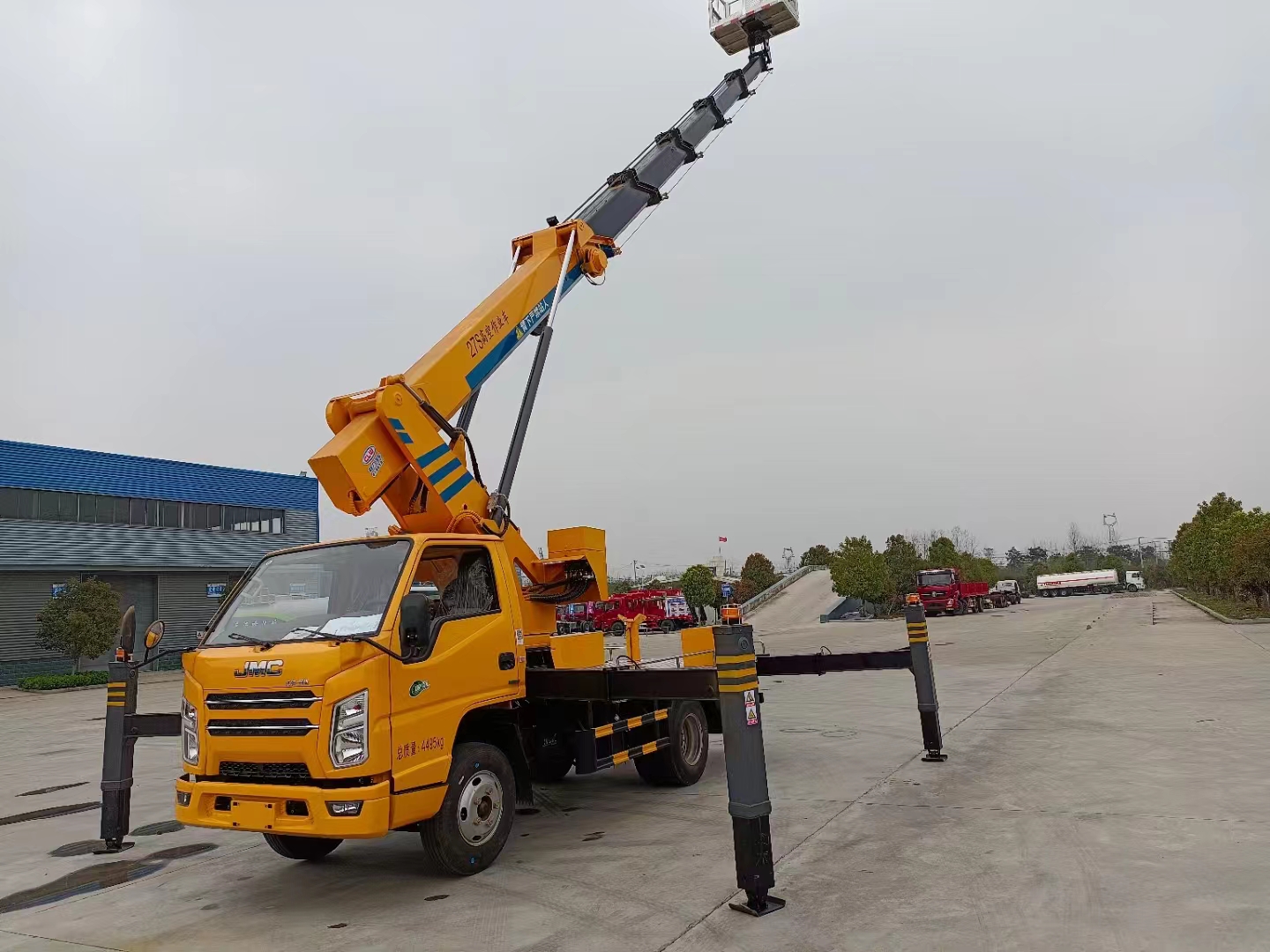 藍(lán)牌27米高空作業(yè)車